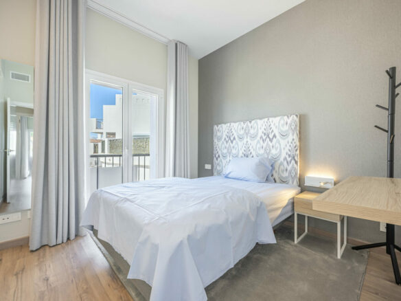 FOR SALE 🏡 Three-Bedroom Penthouse with Private Rooftop Jacuzzi and La Concha Views – El Paraíso, Benahavís 🇪🇸