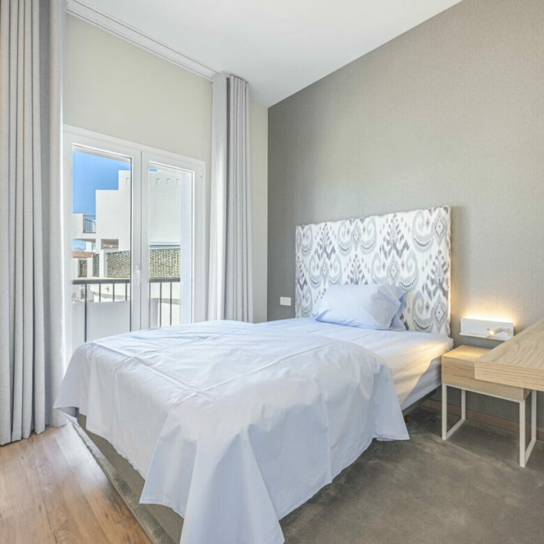 FOR SALE 🏡 Three-Bedroom Penthouse with Private Rooftop Jacuzzi and La Concha Views – El Paraíso, Benahavís 🇪🇸