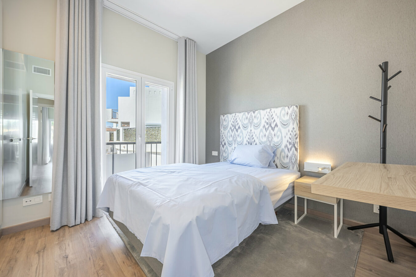 FOR SALE 🏡 Three-Bedroom Penthouse with Private Rooftop Jacuzzi and La Concha Views – El Paraíso, Benahavís 🇪🇸