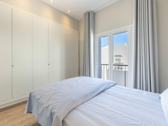 FOR SALE 🏡 Three-Bedroom Penthouse with Private Rooftop Jacuzzi and La Concha Views – El Paraíso, Benahavís 🇪🇸
