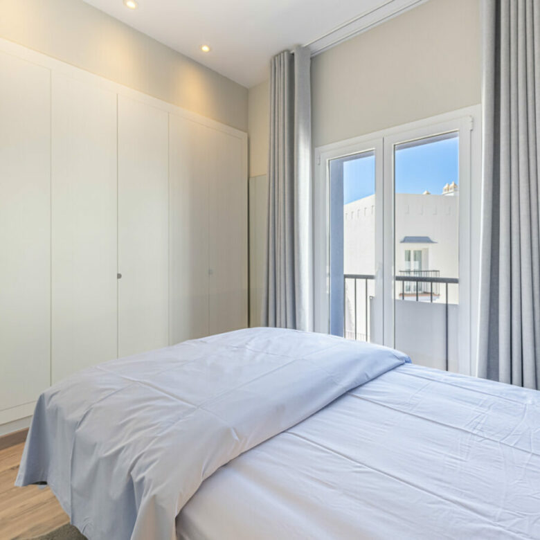 FOR SALE 🏡 Three-Bedroom Penthouse with Private Rooftop Jacuzzi and La Concha Views – El Paraíso, Benahavís 🇪🇸