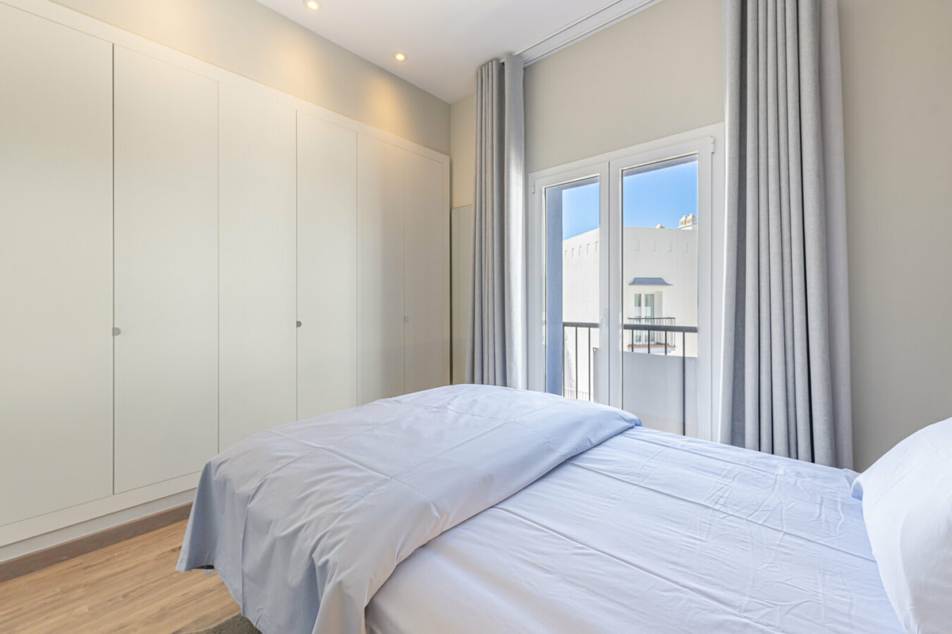 FOR SALE 🏡 Three-Bedroom Penthouse with Private Rooftop Jacuzzi and La Concha Views – El Paraíso, Benahavís 🇪🇸
