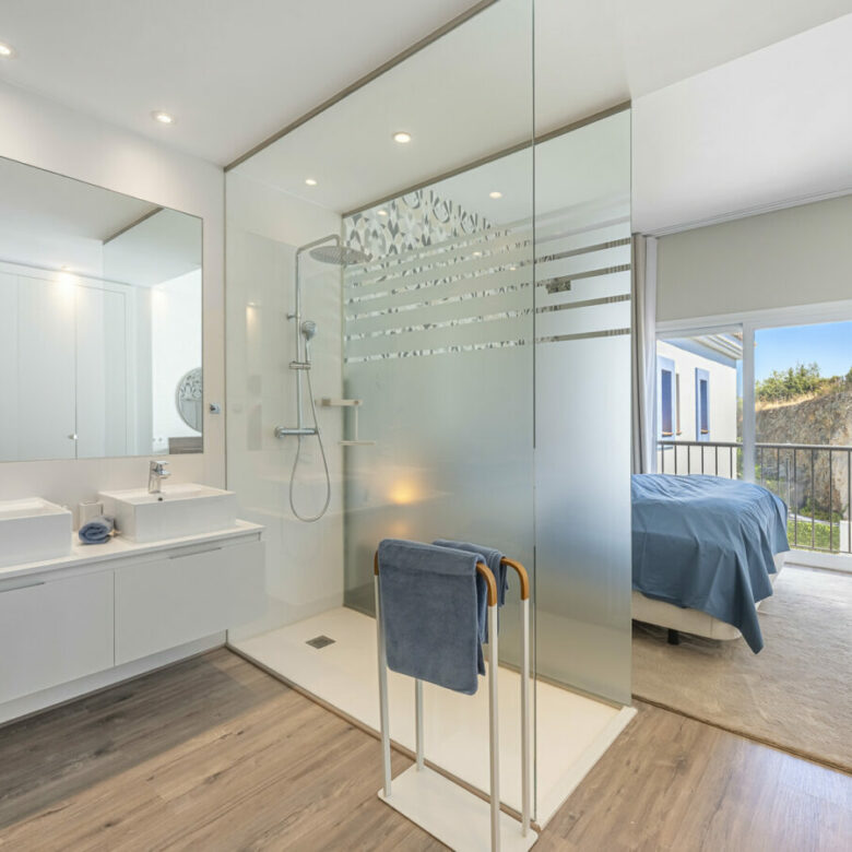 FOR SALE 🏡 Three-Bedroom Penthouse with Private Rooftop Jacuzzi and La Concha Views – El Paraíso, Benahavís 🇪🇸