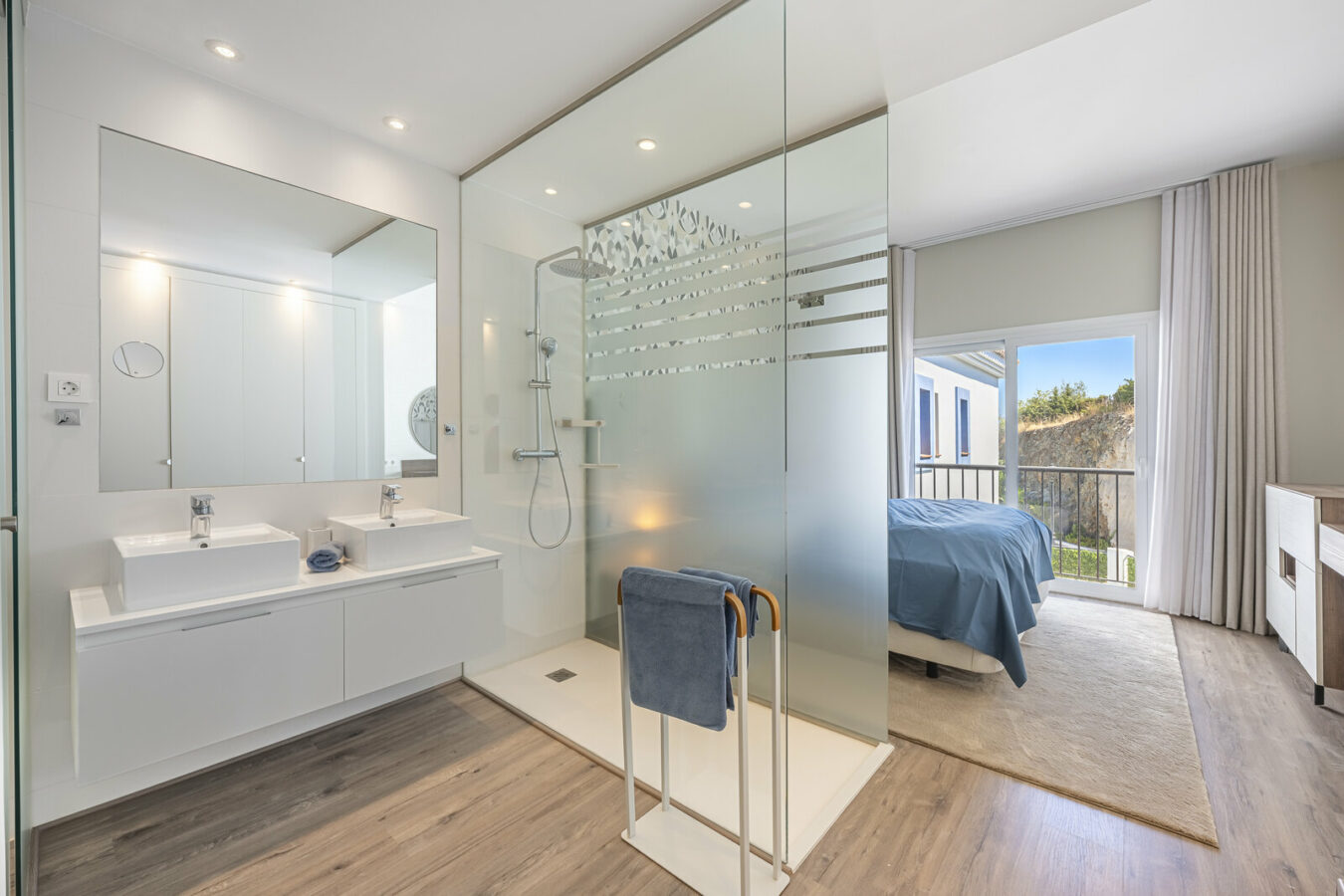 FOR SALE 🏡 Three-Bedroom Penthouse with Private Rooftop Jacuzzi and La Concha Views – El Paraíso, Benahavís 🇪🇸