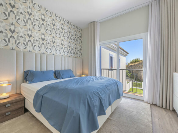 FOR SALE 🏡 Three-Bedroom Penthouse with Private Rooftop Jacuzzi and La Concha Views – El Paraíso, Benahavís 🇪🇸
