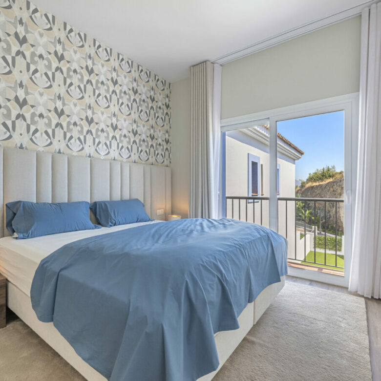 FOR SALE 🏡 Three-Bedroom Penthouse with Private Rooftop Jacuzzi and La Concha Views – El Paraíso, Benahavís 🇪🇸