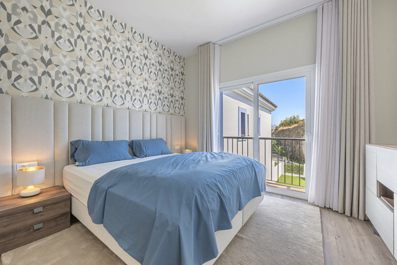 FOR SALE 🏡 Three-Bedroom Penthouse with Private Rooftop Jacuzzi and La Concha Views – El Paraíso, Benahavís 🇪🇸