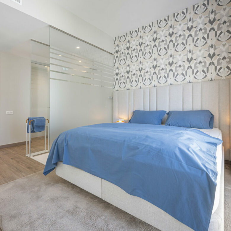 FOR SALE 🏡 Three-Bedroom Penthouse with Private Rooftop Jacuzzi and La Concha Views – El Paraíso, Benahavís 🇪🇸