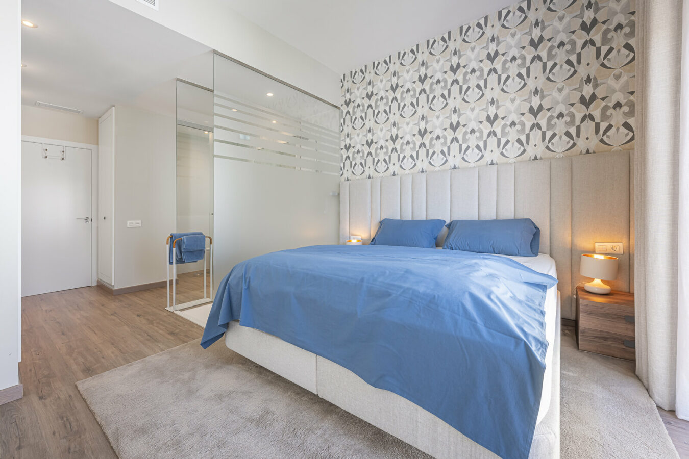 FOR SALE 🏡 Three-Bedroom Penthouse with Private Rooftop Jacuzzi and La Concha Views – El Paraíso, Benahavís 🇪🇸