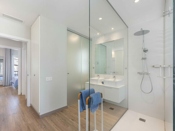 FOR SALE 🏡 Three-Bedroom Penthouse with Private Rooftop Jacuzzi and La Concha Views – El Paraíso, Benahavís 🇪🇸
