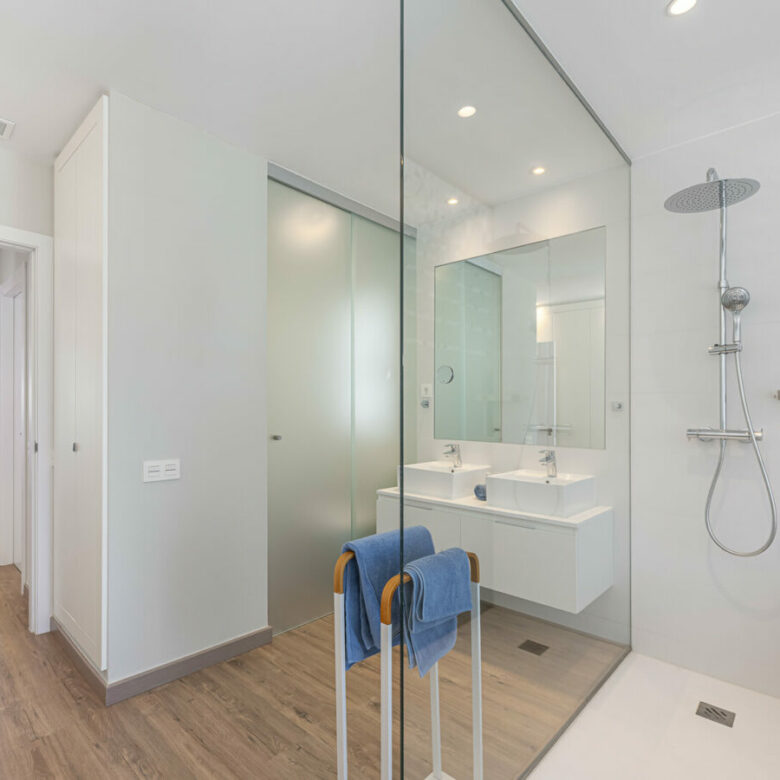 FOR SALE 🏡 Three-Bedroom Penthouse with Private Rooftop Jacuzzi and La Concha Views – El Paraíso, Benahavís 🇪🇸