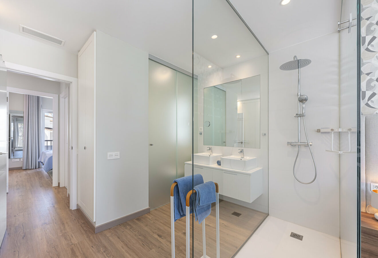 FOR SALE 🏡 Three-Bedroom Penthouse with Private Rooftop Jacuzzi and La Concha Views – El Paraíso, Benahavís 🇪🇸