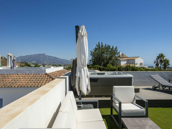 FOR SALE 🏡 Three-Bedroom Penthouse with Private Rooftop Jacuzzi and La Concha Views – El Paraíso, Benahavís 🇪🇸