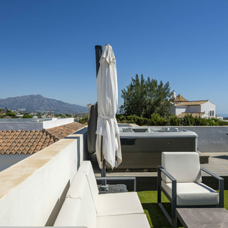 FOR SALE 🏡 Three-Bedroom Penthouse with Private Rooftop Jacuzzi and La Concha Views – El Paraíso, Benahavís 🇪🇸