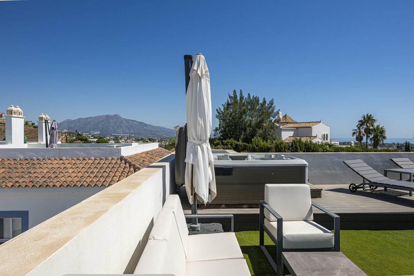 FOR SALE 🏡 Three-Bedroom Penthouse with Private Rooftop Jacuzzi and La Concha Views – El Paraíso, Benahavís 🇪🇸