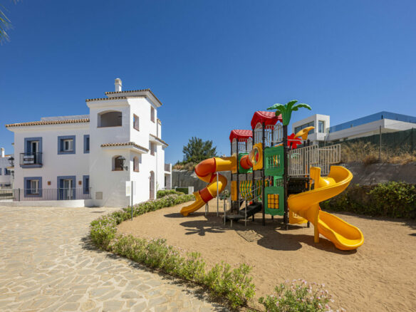FOR SALE 🏡 Three-Bedroom Penthouse with Private Rooftop Jacuzzi and La Concha Views – El Paraíso, Benahavís 🇪🇸