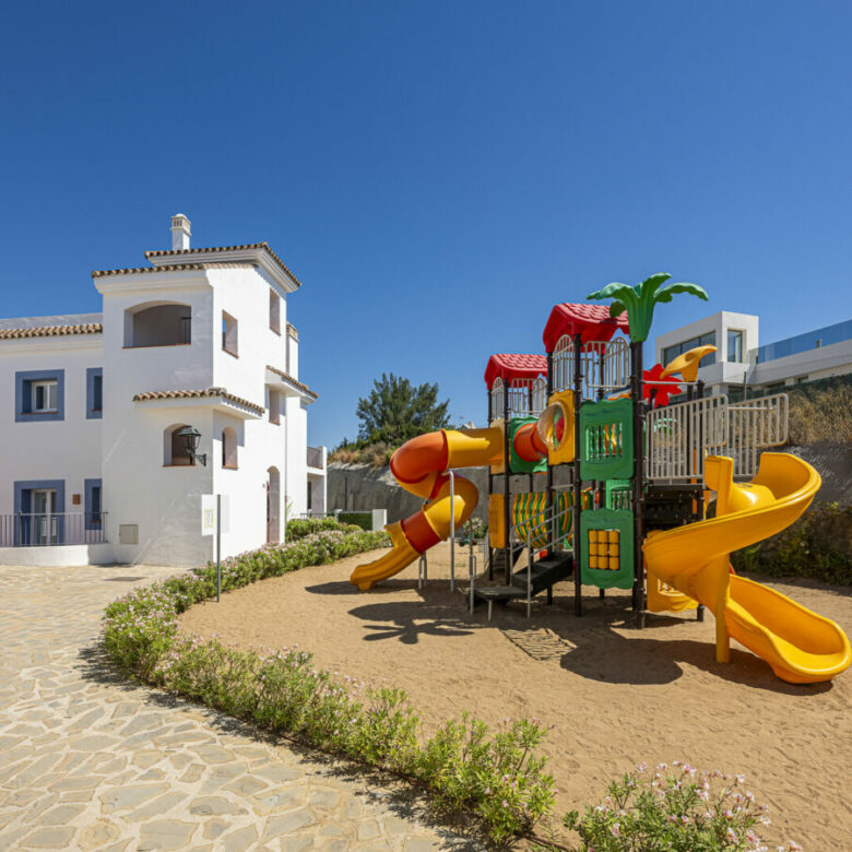 FOR SALE 🏡 Three-Bedroom Penthouse with Private Rooftop Jacuzzi and La Concha Views – El Paraíso, Benahavís 🇪🇸