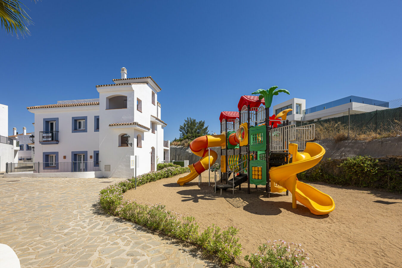 FOR SALE 🏡 Three-Bedroom Penthouse with Private Rooftop Jacuzzi and La Concha Views – El Paraíso, Benahavís 🇪🇸