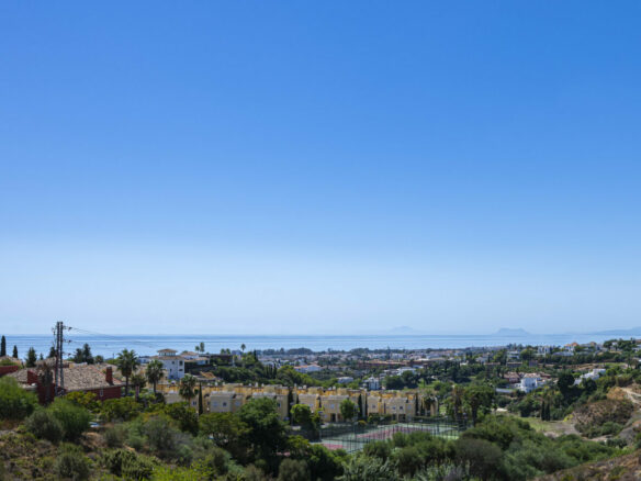 FOR SALE 🏡 Three-Bedroom Penthouse with Private Rooftop Jacuzzi and La Concha Views – El Paraíso, Benahavís 🇪🇸