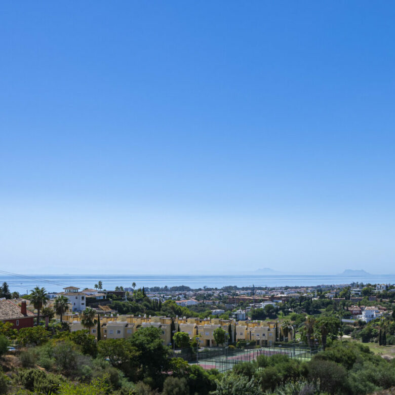 FOR SALE 🏡 Three-Bedroom Penthouse with Private Rooftop Jacuzzi and La Concha Views – El Paraíso, Benahavís 🇪🇸