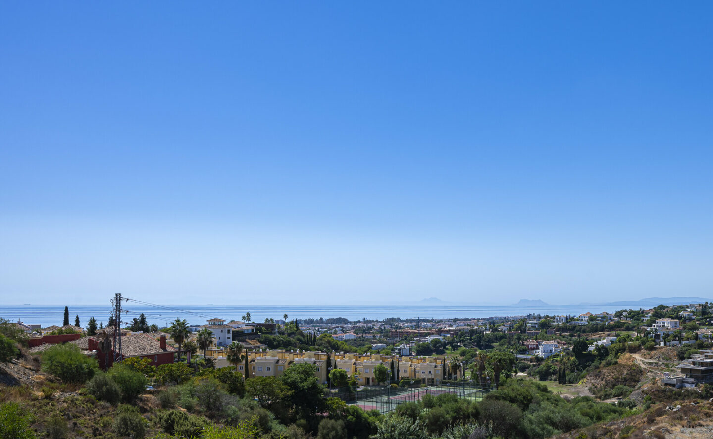 FOR SALE 🏡 Three-Bedroom Penthouse with Private Rooftop Jacuzzi and La Concha Views – El Paraíso, Benahavís 🇪🇸