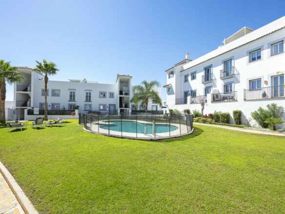 FOR SALE 🏡 Three-Bedroom Penthouse with Private Rooftop Jacuzzi and La Concha Views – El Paraíso, Benahavís 🇪🇸