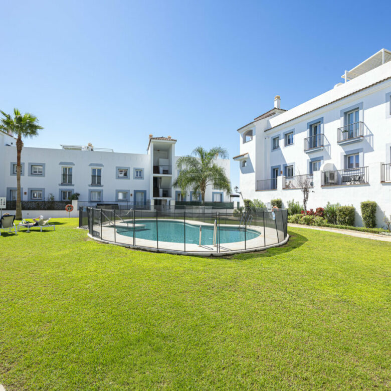 FOR SALE 🏡 Three-Bedroom Penthouse with Private Rooftop Jacuzzi and La Concha Views – El Paraíso, Benahavís 🇪🇸