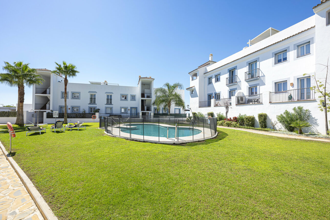 FOR SALE 🏡 Three-Bedroom Penthouse with Private Rooftop Jacuzzi and La Concha Views – El Paraíso, Benahavís 🇪🇸
