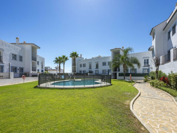 FOR SALE 🏡 Three-Bedroom Penthouse with Private Rooftop Jacuzzi and La Concha Views – El Paraíso, Benahavís 🇪🇸