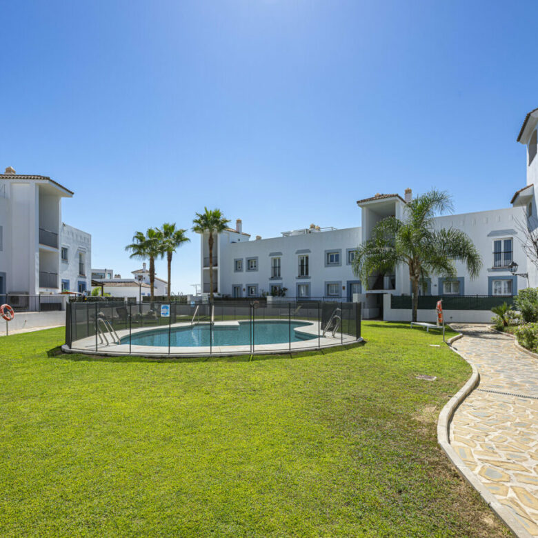 FOR SALE 🏡 Three-Bedroom Penthouse with Private Rooftop Jacuzzi and La Concha Views – El Paraíso, Benahavís 🇪🇸