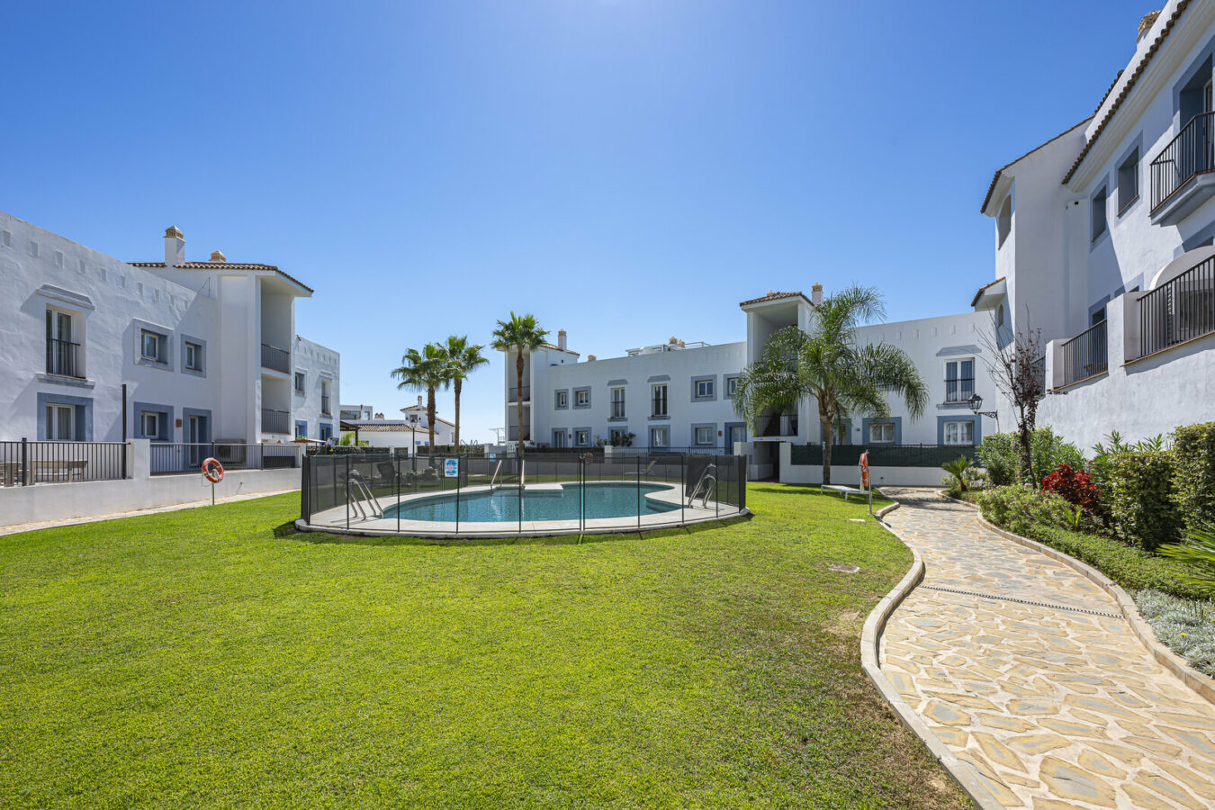FOR SALE 🏡 Three-Bedroom Penthouse with Private Rooftop Jacuzzi and La Concha Views – El Paraíso, Benahavís 🇪🇸