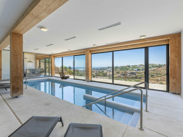 FOR SALE 🏡 Three-Bedroom Penthouse with Private Rooftop Jacuzzi and La Concha Views – El Paraíso, Benahavís 🇪🇸