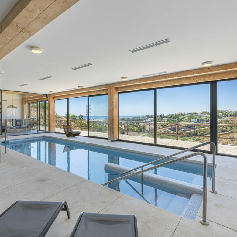 FOR SALE 🏡 Three-Bedroom Penthouse with Private Rooftop Jacuzzi and La Concha Views – El Paraíso, Benahavís 🇪🇸