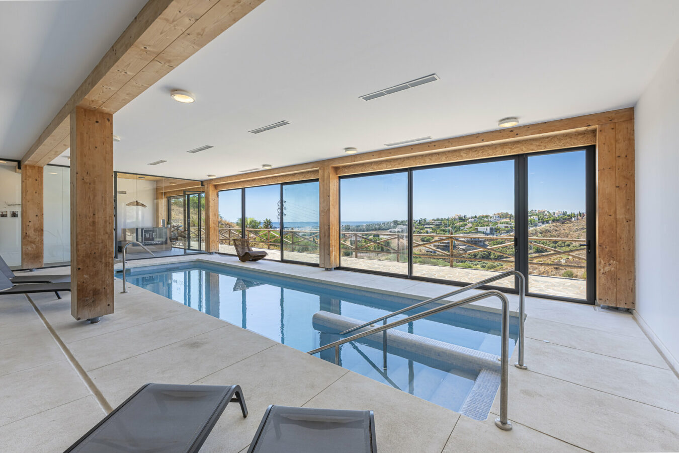 FOR SALE 🏡 Three-Bedroom Penthouse with Private Rooftop Jacuzzi and La Concha Views – El Paraíso, Benahavís 🇪🇸