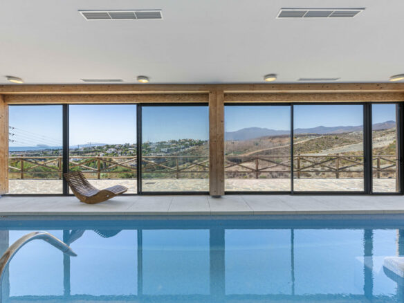 FOR SALE 🏡 Three-Bedroom Penthouse with Private Rooftop Jacuzzi and La Concha Views – El Paraíso, Benahavís 🇪🇸