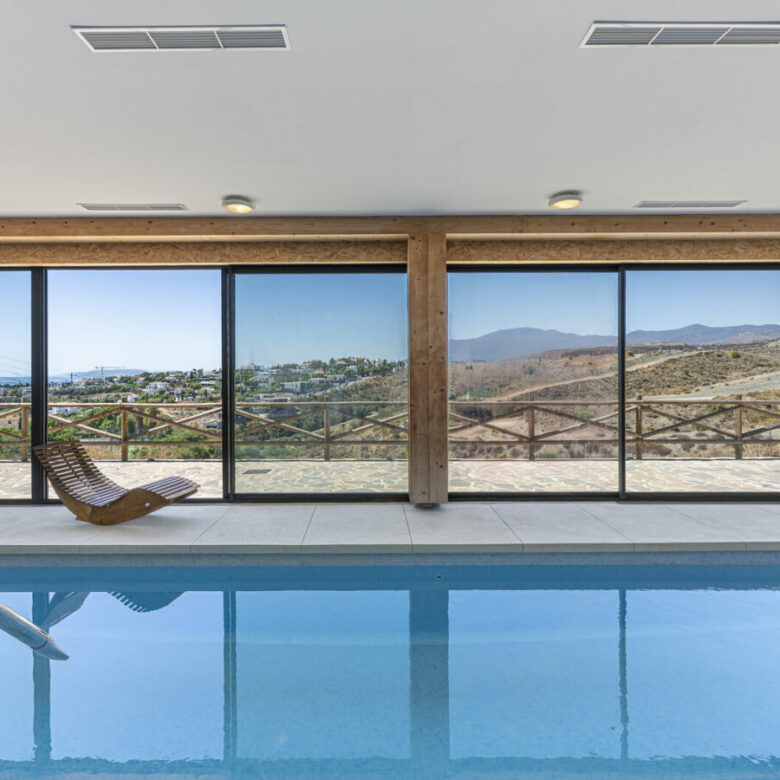 FOR SALE 🏡 Three-Bedroom Penthouse with Private Rooftop Jacuzzi and La Concha Views – El Paraíso, Benahavís 🇪🇸