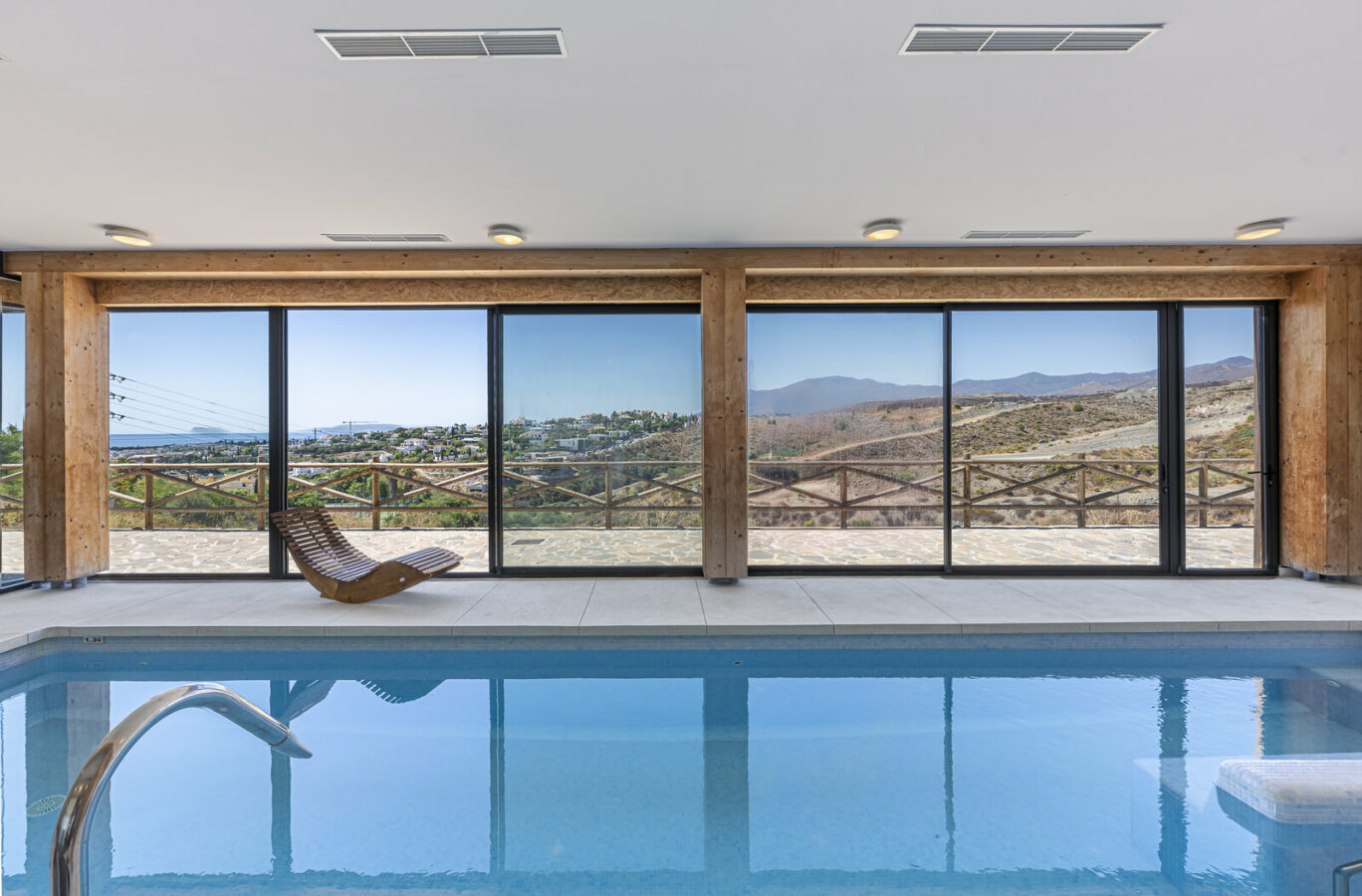 FOR SALE 🏡 Three-Bedroom Penthouse with Private Rooftop Jacuzzi and La Concha Views – El Paraíso, Benahavís 🇪🇸