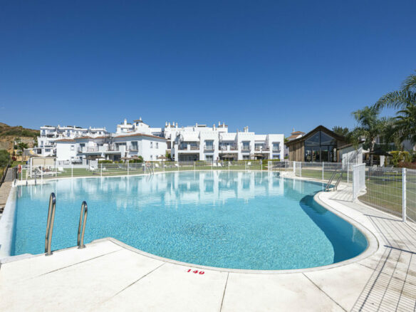 FOR SALE 🏡 Three-Bedroom Penthouse with Private Rooftop Jacuzzi and La Concha Views – El Paraíso, Benahavís 🇪🇸