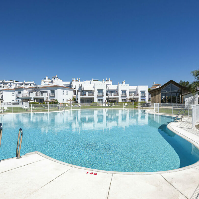 FOR SALE 🏡 Three-Bedroom Penthouse with Private Rooftop Jacuzzi and La Concha Views – El Paraíso, Benahavís 🇪🇸