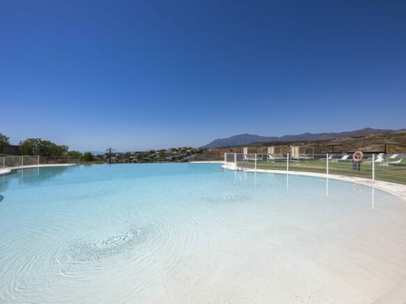 FOR SALE 🏡 Three-Bedroom Penthouse with Private Rooftop Jacuzzi and La Concha Views – El Paraíso, Benahavís 🇪🇸