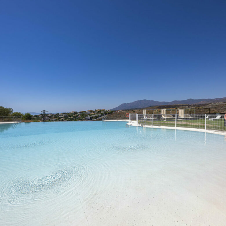 FOR SALE 🏡 Three-Bedroom Penthouse with Private Rooftop Jacuzzi and La Concha Views – El Paraíso, Benahavís 🇪🇸