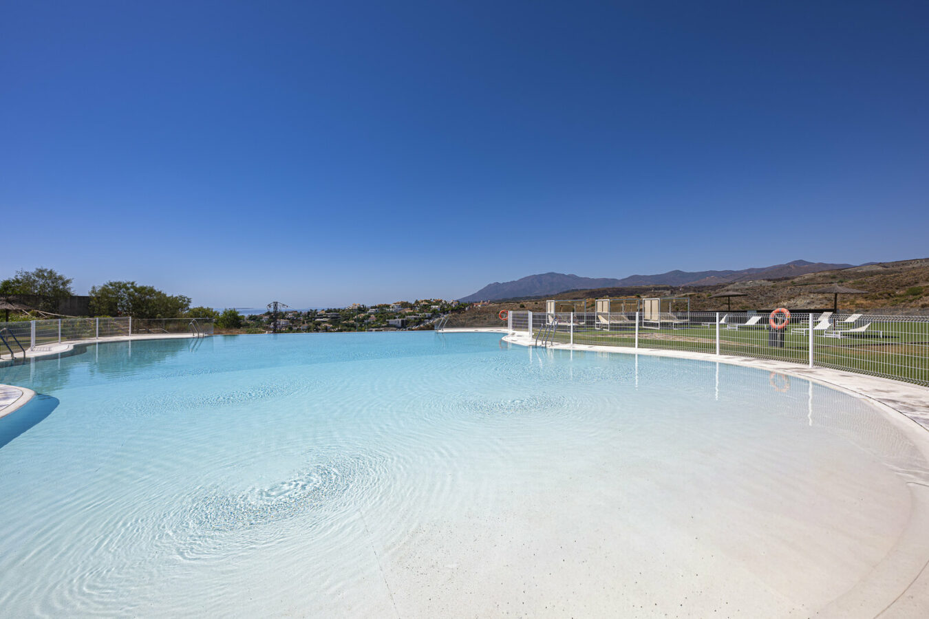 FOR SALE 🏡 Three-Bedroom Penthouse with Private Rooftop Jacuzzi and La Concha Views – El Paraíso, Benahavís 🇪🇸