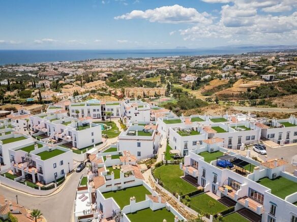 FOR SALE 🏡 Three-Bedroom Penthouse with Private Rooftop Jacuzzi and La Concha Views – El Paraíso, Benahavís 🇪🇸