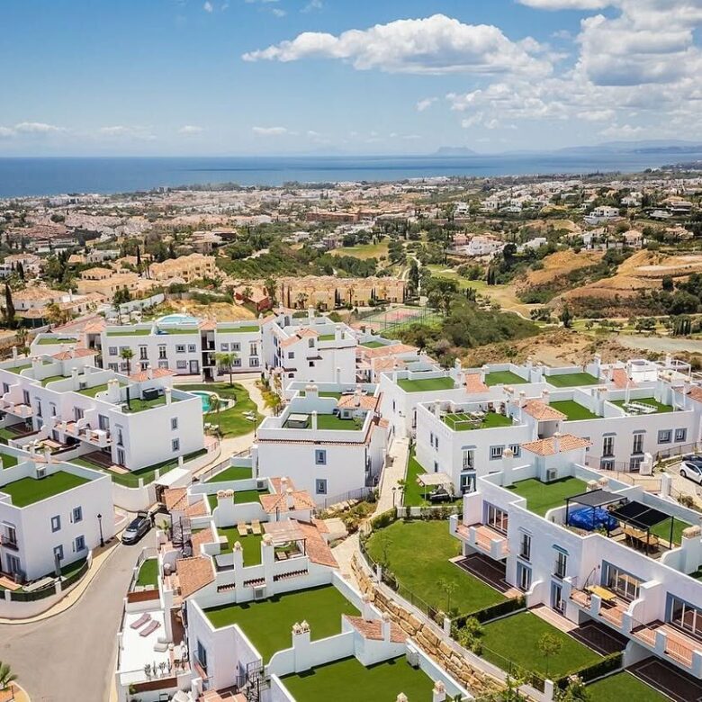 FOR SALE 🏡 Three-Bedroom Penthouse with Private Rooftop Jacuzzi and La Concha Views – El Paraíso, Benahavís 🇪🇸