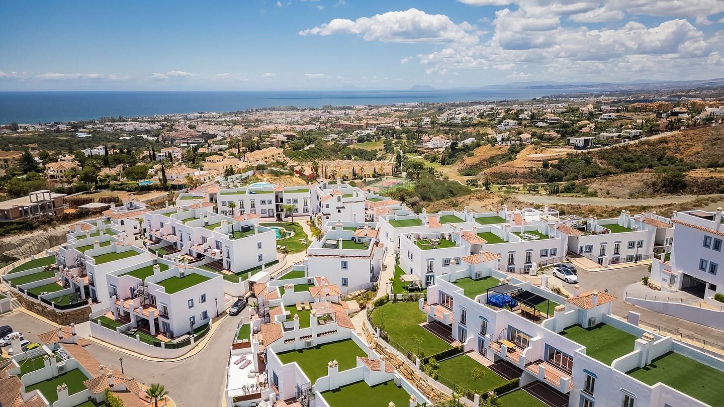 FOR SALE 🏡 Three-Bedroom Penthouse with Private Rooftop Jacuzzi and La Concha Views – El Paraíso, Benahavís 🇪🇸