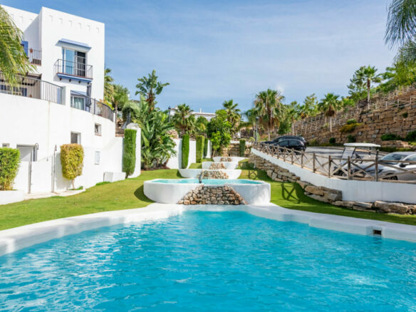 FOR SALE 🏡 Three-Bedroom Penthouse with Private Rooftop Jacuzzi and La Concha Views – El Paraíso, Benahavís 🇪🇸