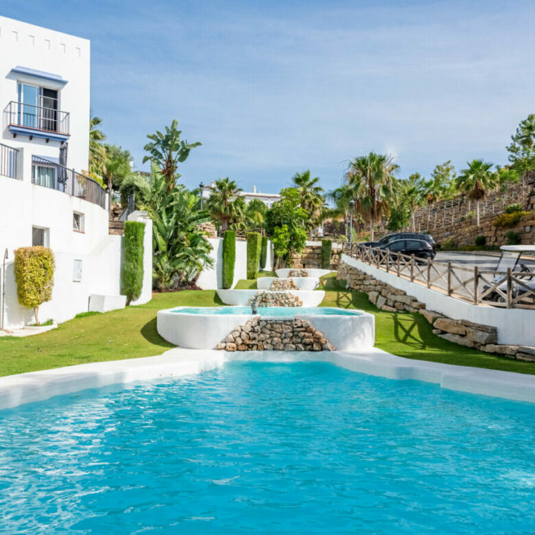 FOR SALE 🏡 Three-Bedroom Penthouse with Private Rooftop Jacuzzi and La Concha Views – El Paraíso, Benahavís 🇪🇸