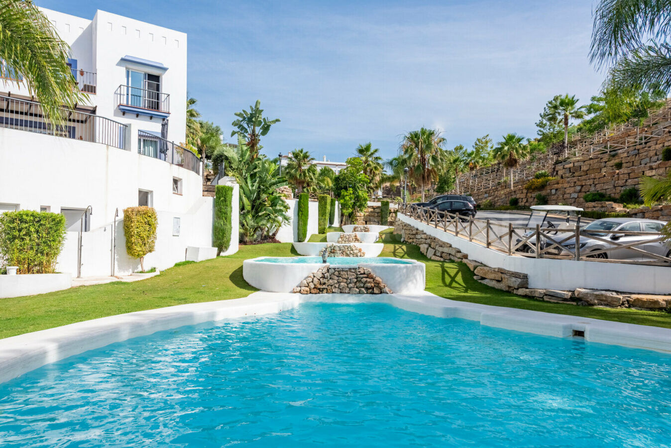 FOR SALE 🏡 Three-Bedroom Penthouse with Private Rooftop Jacuzzi and La Concha Views – El Paraíso, Benahavís 🇪🇸