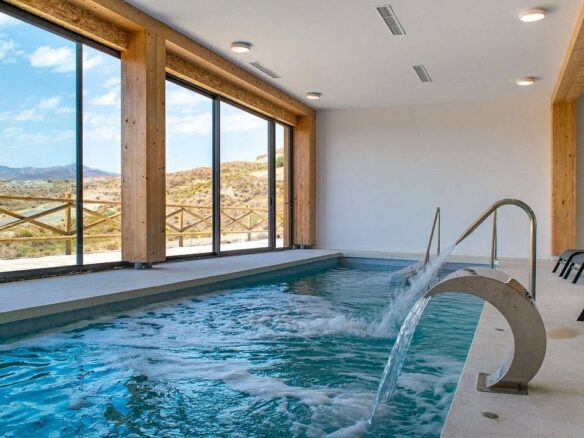 FOR SALE 🏡 Three-Bedroom Penthouse with Private Rooftop Jacuzzi and La Concha Views – El Paraíso, Benahavís 🇪🇸