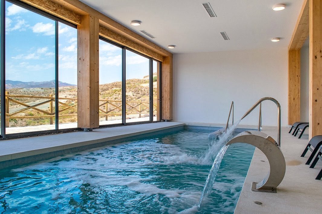 FOR SALE 🏡 Three-Bedroom Penthouse with Private Rooftop Jacuzzi and La Concha Views – El Paraíso, Benahavís 🇪🇸